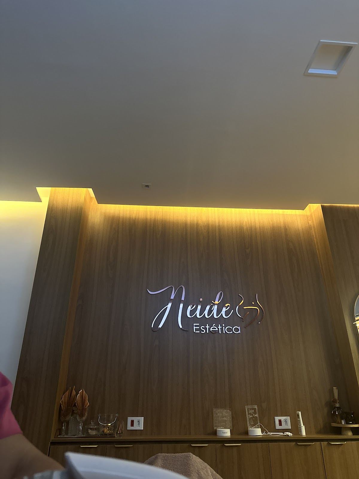 Ambiente da Neide Estética com logo iluminado