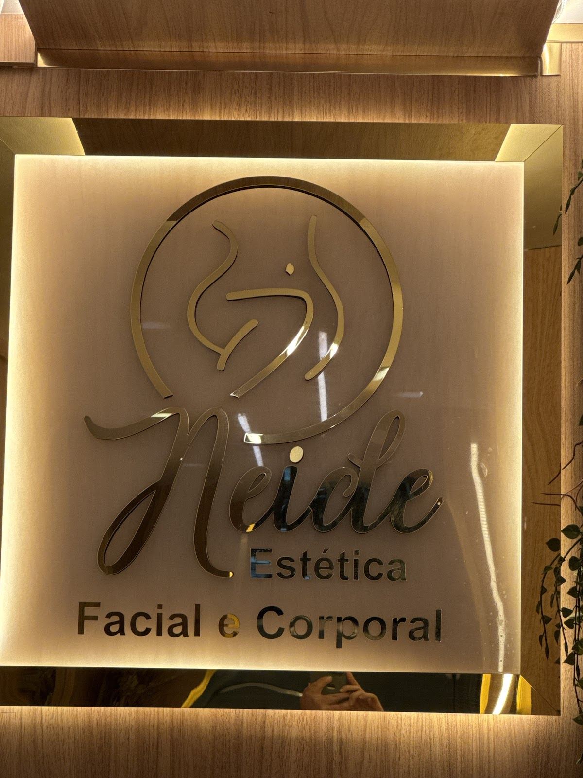 Detalhe do logo dourado iluminado